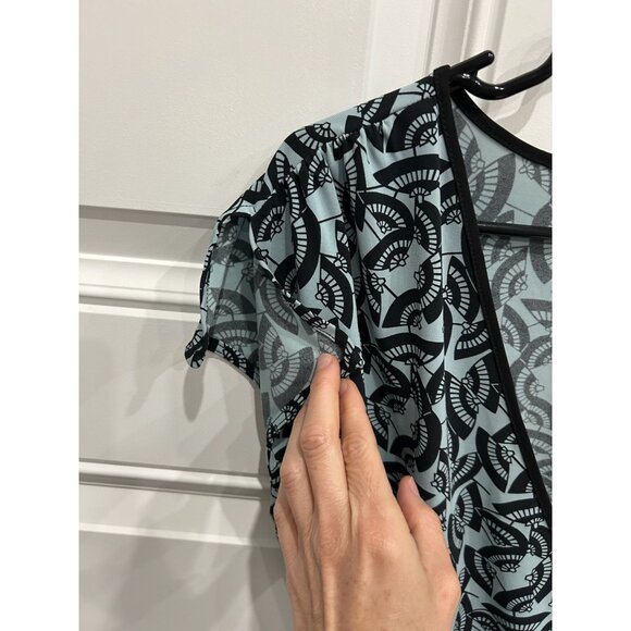 Womens Wrap Style Short Sleeve Top  Black Fan Pattern Light Blue Fabric Size L - Picture 4 of 8